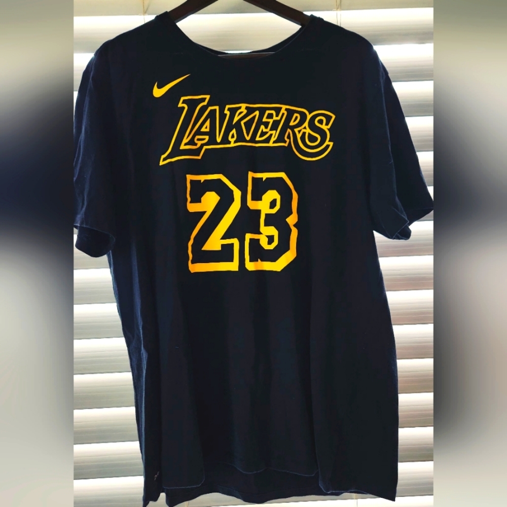 Lakers LeBron James 23 T-shirt NWOT